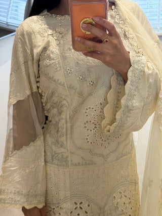 Ivana White x