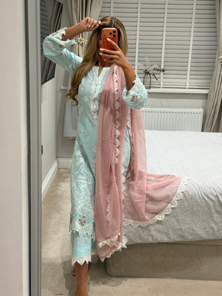 Sara x