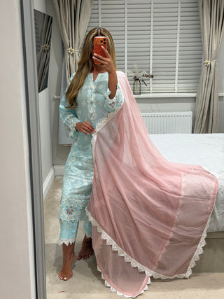 Sara x