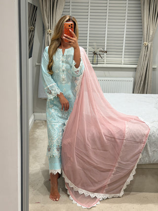 Sara x
