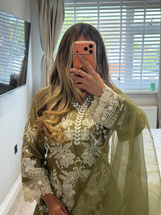 Saria Khaki x