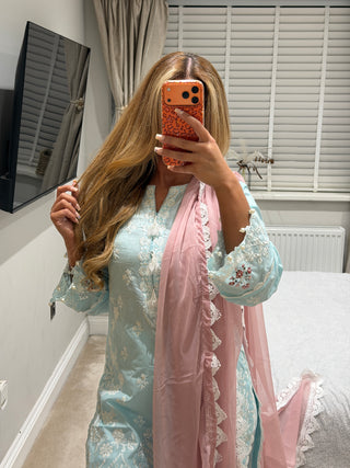 Sara x