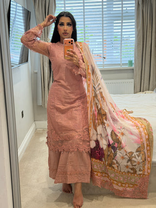 Ivana Pink x